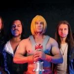 Enorion: Banda posa ao lado de "He-man"