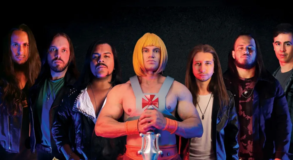 Enorion: Banda posa ao lado de "He-man"
